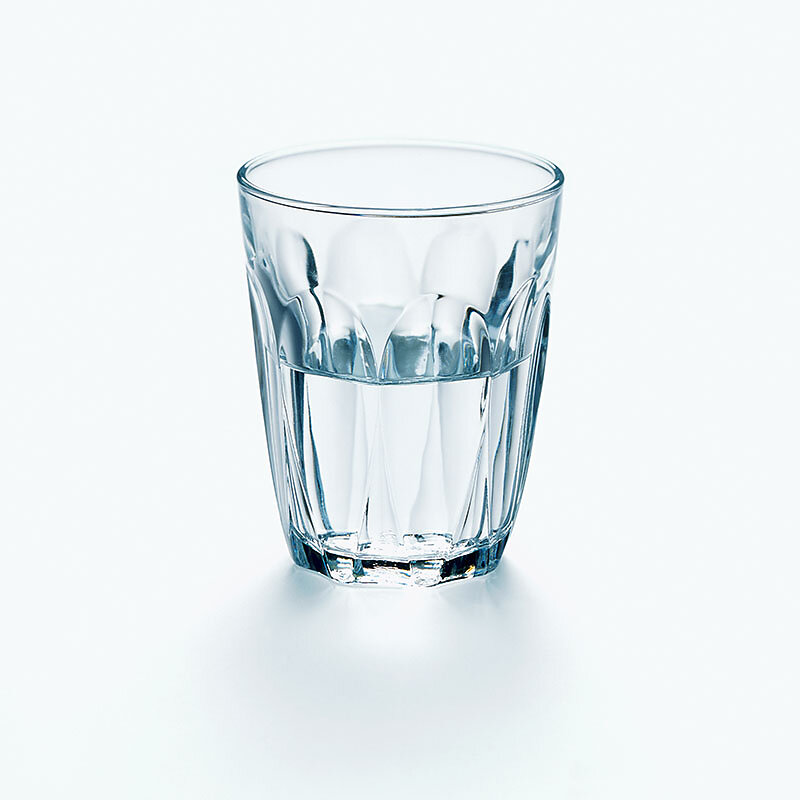 Wasserglas halbvoll