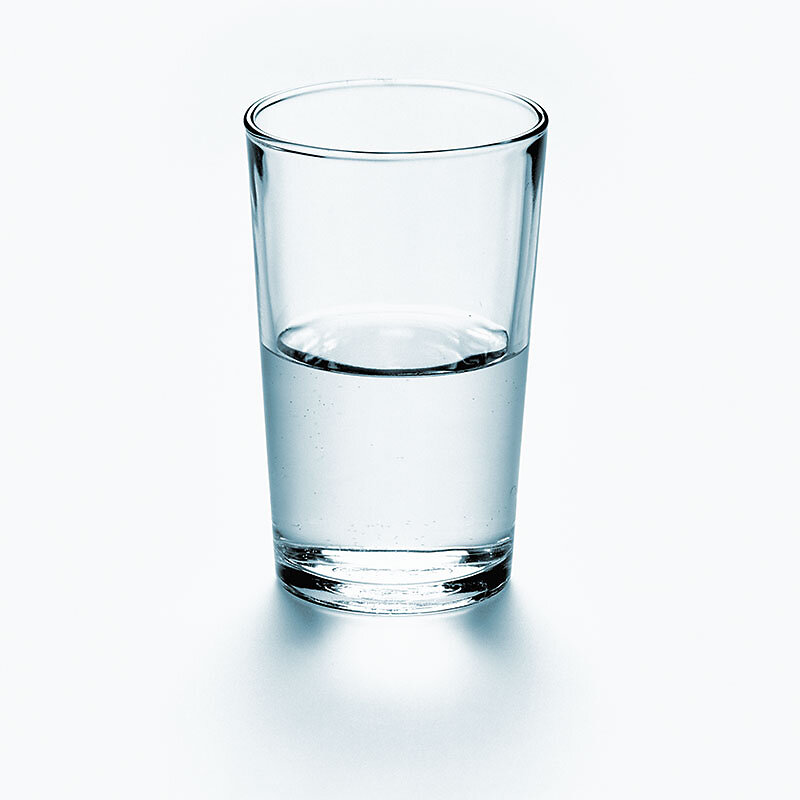 halbleeres Wasserglas